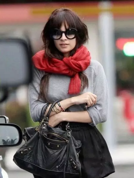 ریڈ سکارف (70 تصاویر): پہننے کے لئے، کون سا جیکٹ مناسب سیاہ اور سرخ، سرخ اور سفید، سرخ نیلے رنگ کا اختیار ہے 2913_54