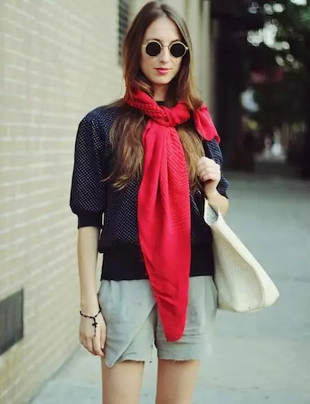 Կարմիր շարֆ (70 լուսանկար). Ինչ հագնել, որի բաճկոնը հարմար է սեւ եւ կարմիր, կարմիր եւ սպիտակ, կարմիր-կապույտ տարբերակ 2913_55