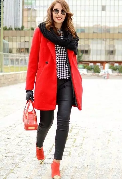 Kırmızı Eşarp (70 Fotoğraf): Hangi ceketin uygun siyah ve kırmızı, kırmızı ve beyaz, kırmızı-mavi seçenek için ne giymeli? 2913_58