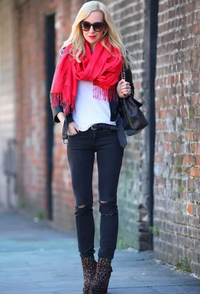 ریڈ سکارف (70 تصاویر): پہننے کے لئے، کون سا جیکٹ مناسب سیاہ اور سرخ، سرخ اور سفید، سرخ نیلے رنگ کا اختیار ہے 2913_64
