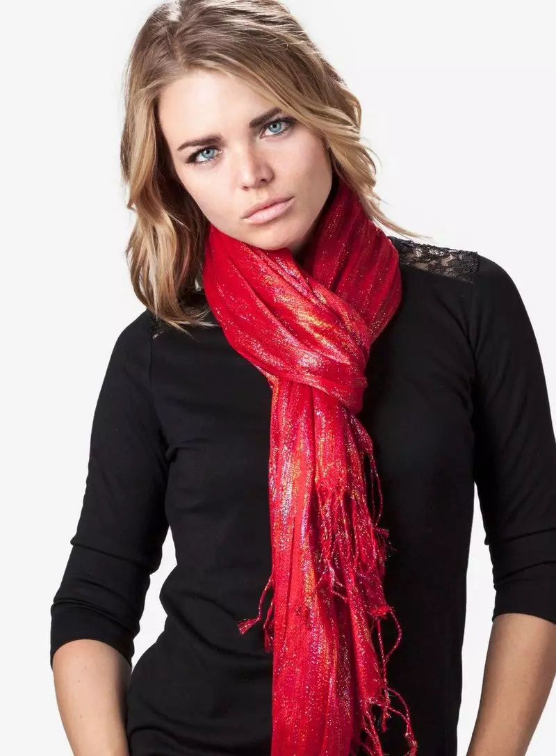 ریڈ سکارف (70 تصاویر): پہننے کے لئے، کون سا جیکٹ مناسب سیاہ اور سرخ، سرخ اور سفید، سرخ نیلے رنگ کا اختیار ہے 2913_66