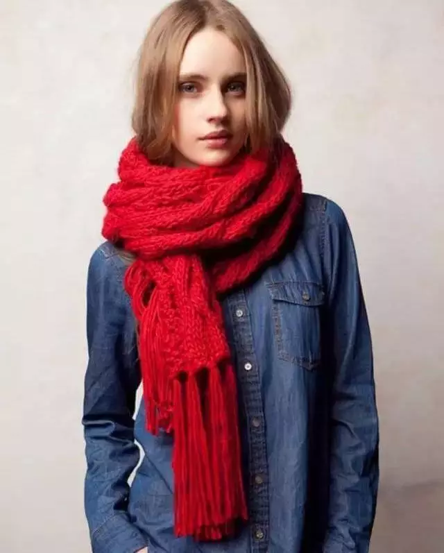 Red Scarf (70 photos): What to wear, to which jacket is suitable black and red, red and white, red-blue option 2913_67