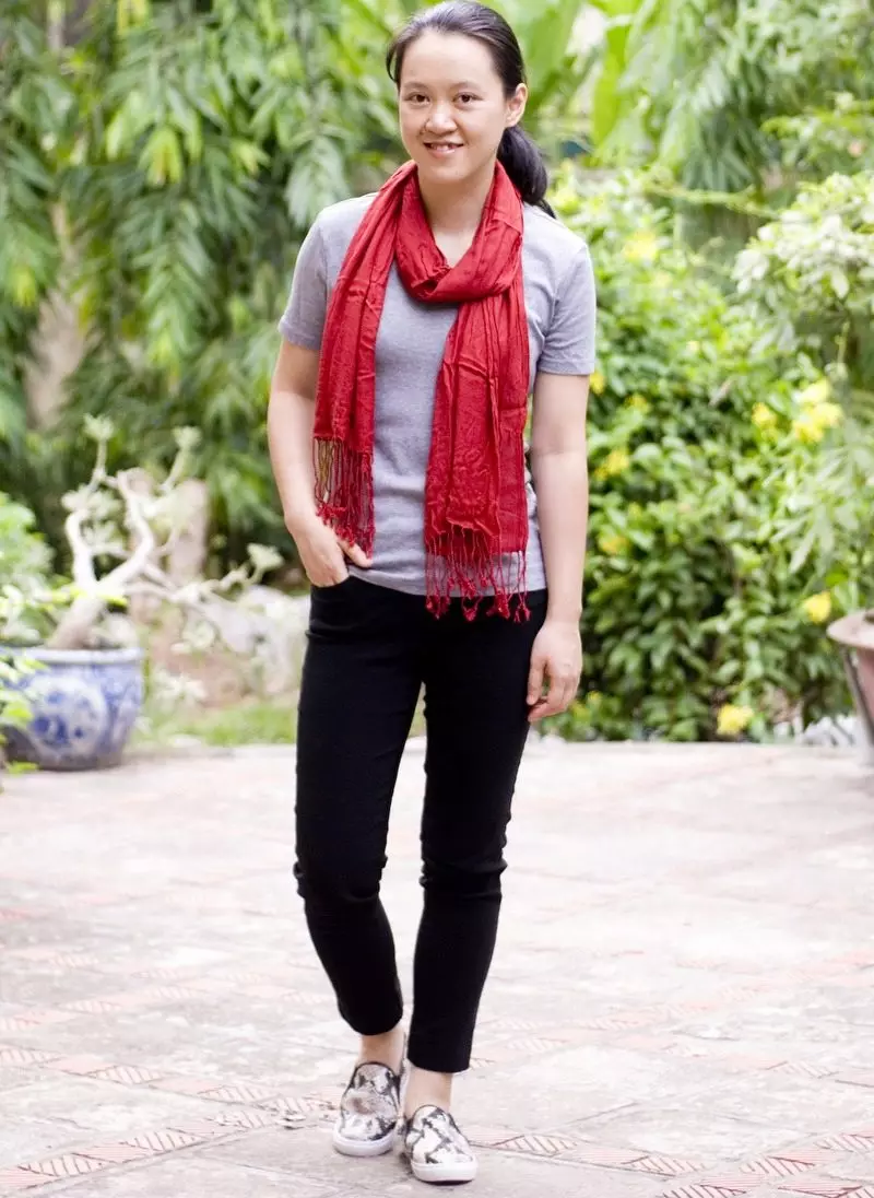 Կարմիր շարֆ (70 լուսանկար). Ինչ հագնել, որի բաճկոնը հարմար է սեւ եւ կարմիր, կարմիր եւ սպիտակ, կարմիր-կապույտ տարբերակ 2913_68