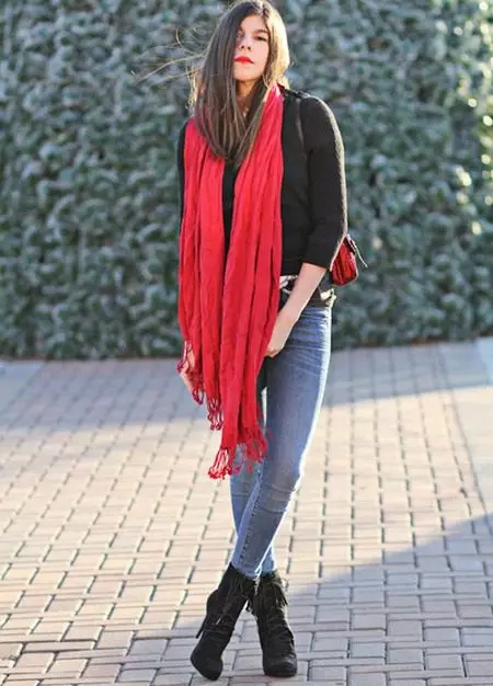 ریڈ سکارف (70 تصاویر): پہننے کے لئے، کون سا جیکٹ مناسب سیاہ اور سرخ، سرخ اور سفید، سرخ نیلے رنگ کا اختیار ہے 2913_8