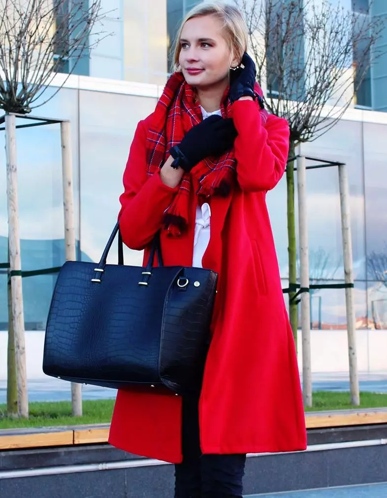 Rdeča šal (70 fotografij): Kaj za nošenje, na katero jakno je primerna črna in rdeča, rdeča in bela, rdeča modra možnost 2913_9