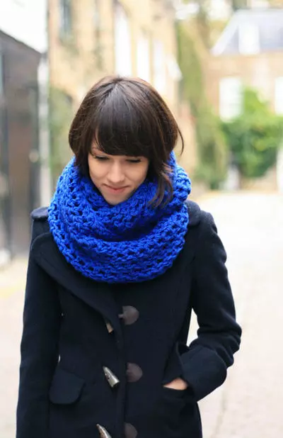سکارف مٹی (93 فوٹو) کو کس طرح باندھتے ہیں: گردن اور جیکٹ پر بنے ہوئے خوبصورت طریقے، ایک کلپ کے طور پر ایک عام سکارف ٹائی کی طرح 2914_58