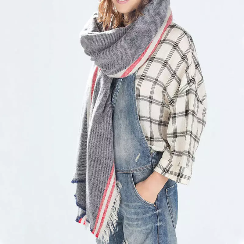 سکارف مٹی (93 فوٹو) کو کس طرح باندھتے ہیں: گردن اور جیکٹ پر بنے ہوئے خوبصورت طریقے، ایک کلپ کے طور پر ایک عام سکارف ٹائی کی طرح 2914_63
