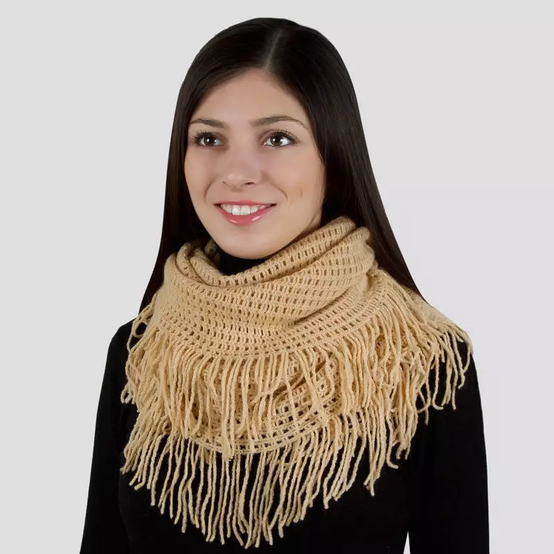 Conas a cheangal le scarf-cré (93 grianghraf): bealaí áille chun ceangal a dhéanamh ar an muineál agus ar an seaicéad, cosúil le gnáth-cheangal scarf mar chlampa 2914_65