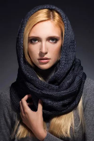 سکارف مٹی (93 فوٹو) کو کس طرح باندھتے ہیں: گردن اور جیکٹ پر بنے ہوئے خوبصورت طریقے، ایک کلپ کے طور پر ایک عام سکارف ٹائی کی طرح 2914_77