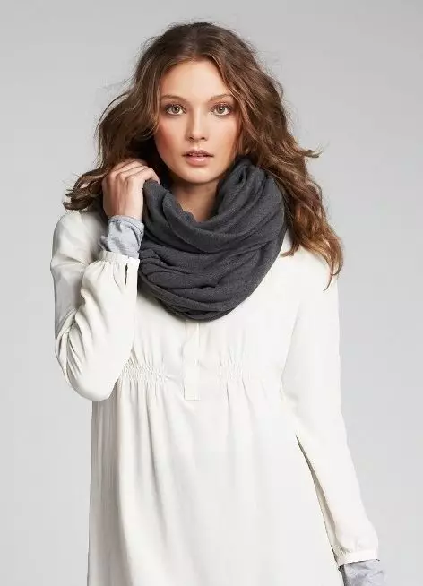 سکارف مٹی (93 فوٹو) کو کس طرح باندھتے ہیں: گردن اور جیکٹ پر بنے ہوئے خوبصورت طریقے، ایک کلپ کے طور پر ایک عام سکارف ٹائی کی طرح 2914_80