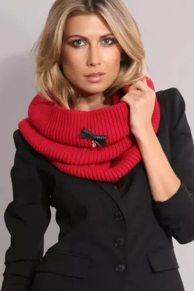 سکارف مٹی (93 فوٹو) کو کس طرح باندھتے ہیں: گردن اور جیکٹ پر بنے ہوئے خوبصورت طریقے، ایک کلپ کے طور پر ایک عام سکارف ٹائی کی طرح 2914_86