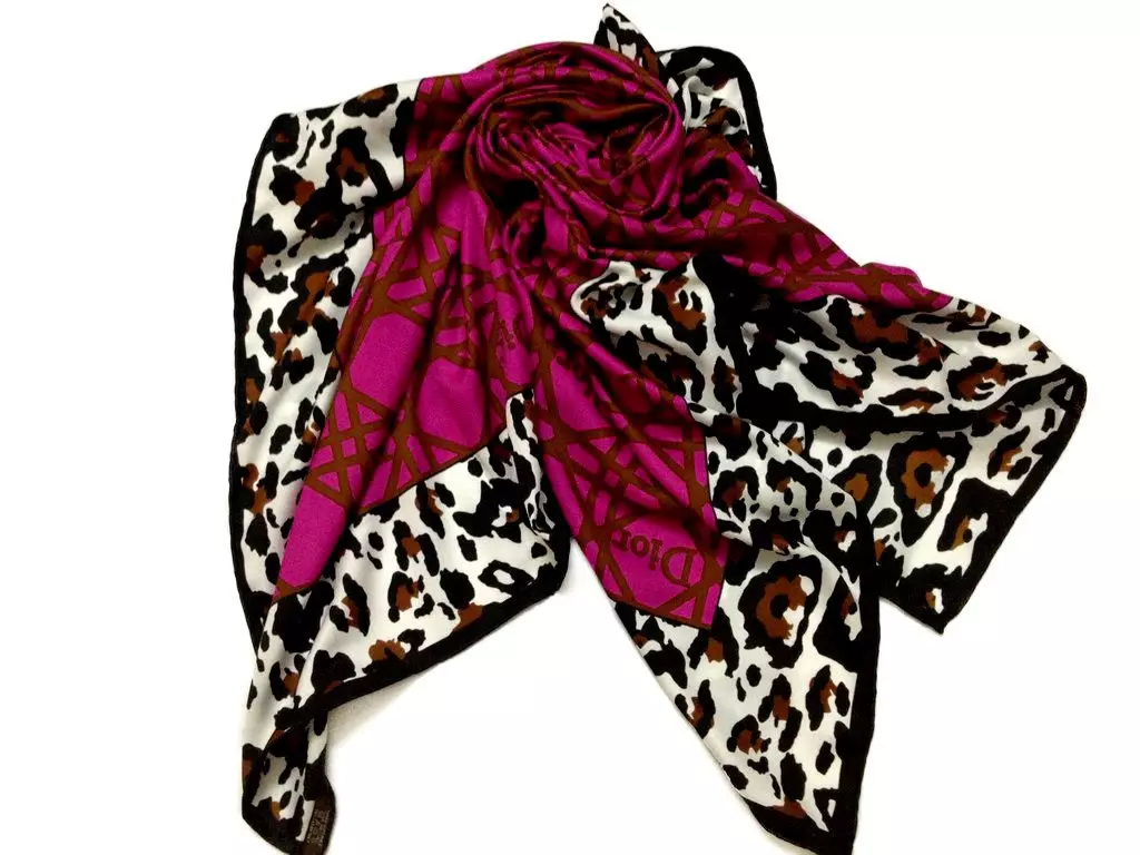 Brand scarves (86 photos): from Dior, Barbour, Oriflame, Hugo Boss, Roza of Shovava and other brands 2916_38