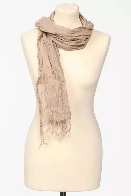 బ్రాండ్ scarves (86 ఫోటోలు): డియోర్, బార్బ్, ఆర్ఫ్లేమ్, హ్యూగో బాస్, షావవా మరియు ఇతర బ్రాండ్లు నుండి 2916_83