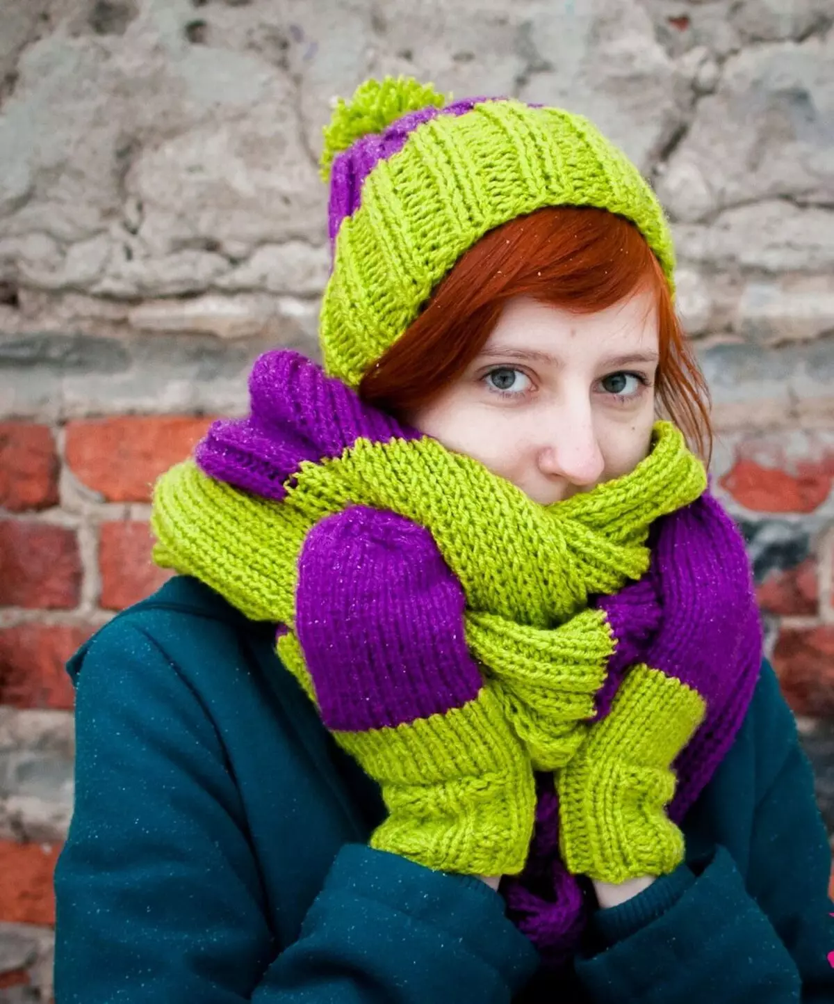Цветной шарф. Разноцветный шарф. Вязаные шарфы. Шапка вязаная разноцветная. Яркий вязаный шарф.