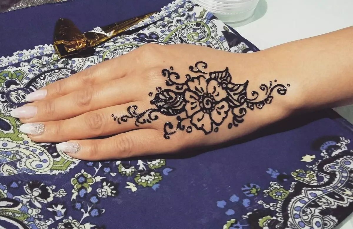 Biotate: Co je to a kolik tetování Henna a jiskry drží? Jak to dělají? 291_14