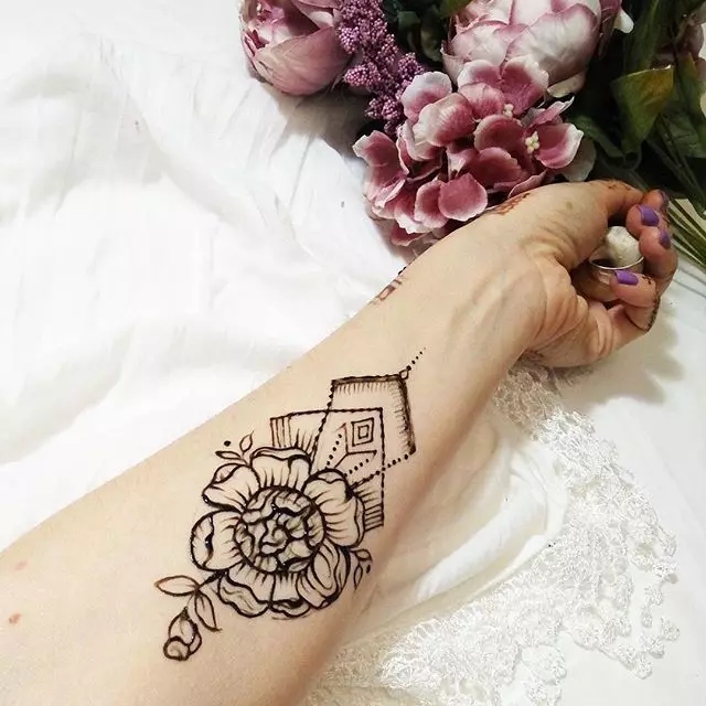 Biotate: Ce este și cât de mult se ține tatuajul și scânteia Henna? Cum fac ei? 291_15