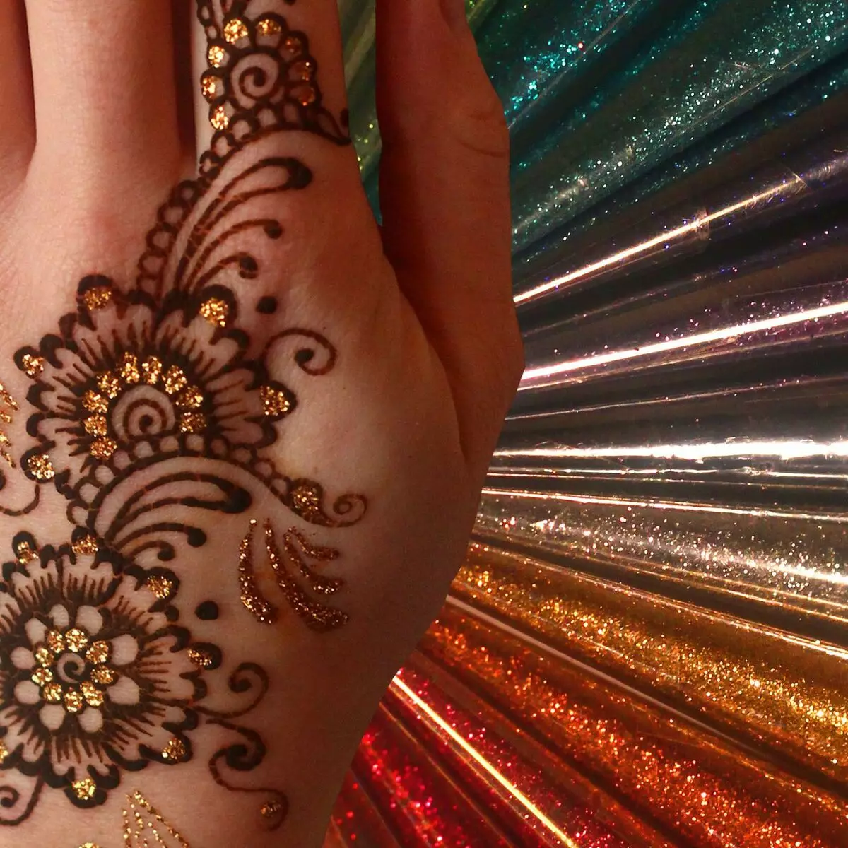 BIOTATE: ມັນແມ່ນຫຍັງແລະການສັກຢາ henna ແລະ sparkles ຖືຫຼາຍປານໃດ? ພວກເຂົາເຮັດແນວໃດ? 291_18
