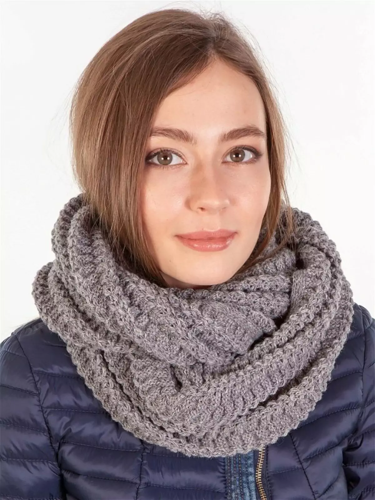 Hoe een sjaal-sneud (65 foto's) te binden: varianten van de tie van de sjaal-acht, sjaalbuizen of ronde op de nek prachtig en rechts 2923_15