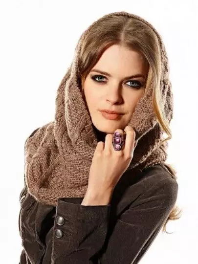 Hoe een sjaal-sneud (65 foto's) te binden: varianten van de tie van de sjaal-acht, sjaalbuizen of ronde op de nek prachtig en rechts 2923_5