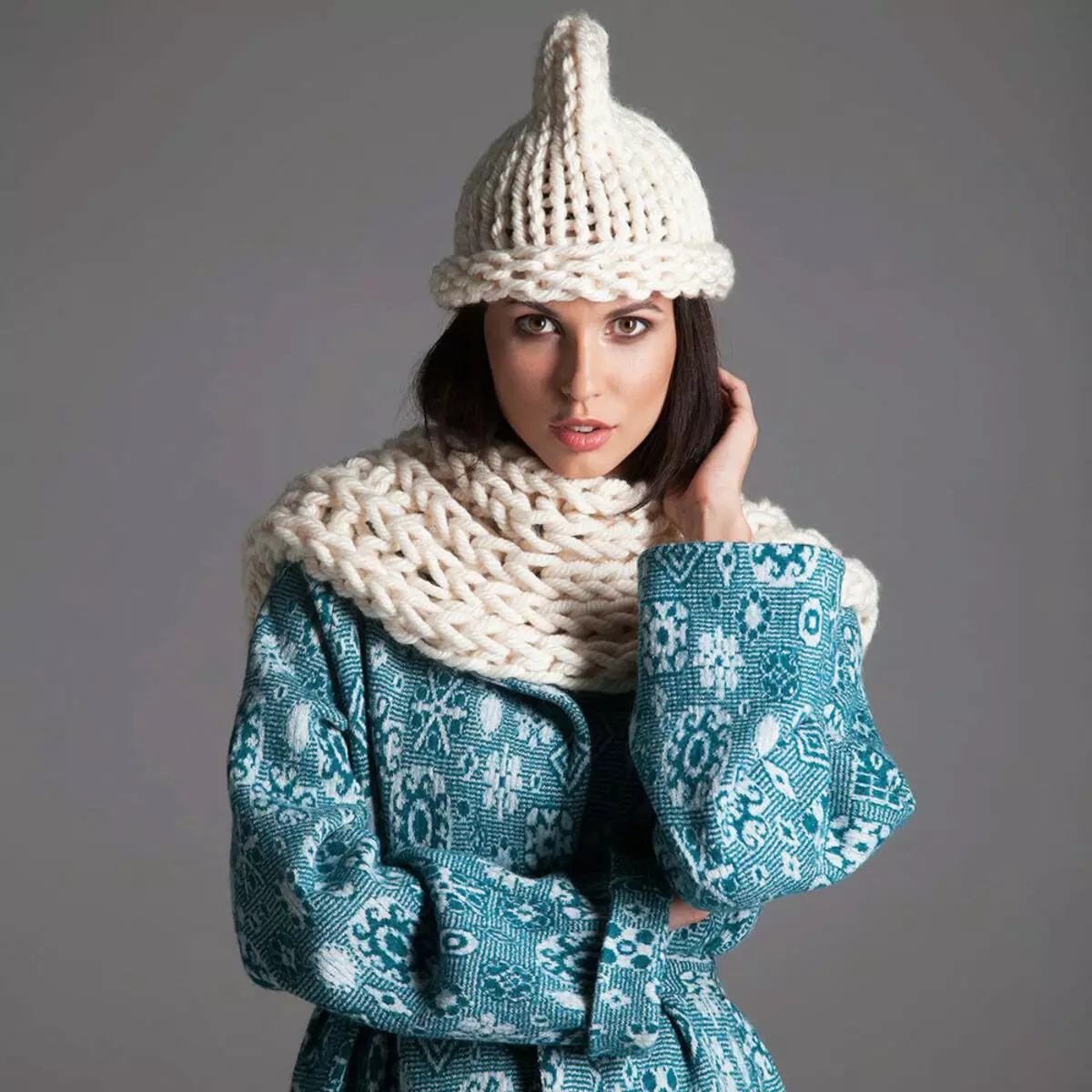 Tolstaya-Garn-Hut (89 Fotos): Frauen Winterhüte aus dicken Threads, mit einem Handgelenk, englisch elastisch 2928_46