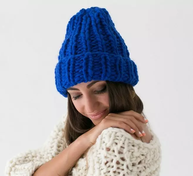 Tolstaya Harn Hat (89 poze): Pălării de iarnă pentru femei din fire groase, cu încheietura mâinii, elastic englezesc 2928_47