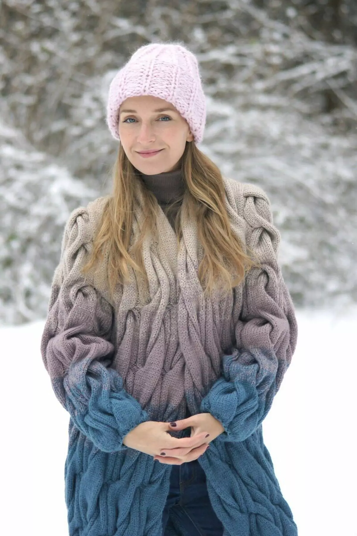 Tolstaya Harn Hat (89 poze): Pălării de iarnă pentru femei din fire groase, cu încheietura mâinii, elastic englezesc 2928_61