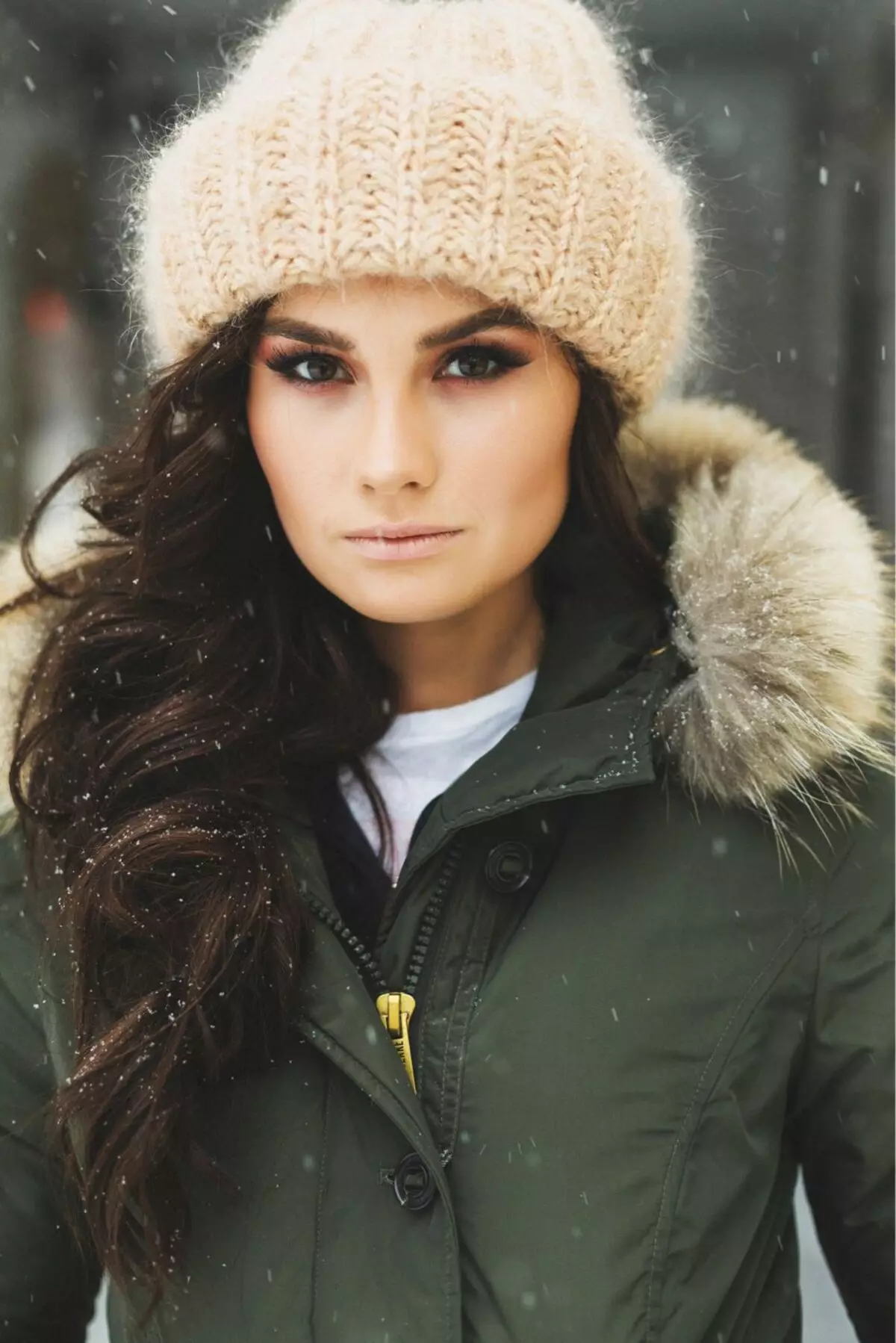 Tolstaya Harn Hat (89 poze): Pălării de iarnă pentru femei din fire groase, cu încheietura mâinii, elastic englezesc 2928_64