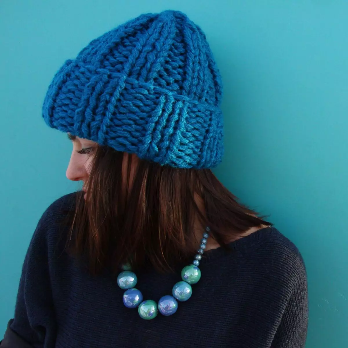 Tolstaya Yarn Hat (89 bilder): Kvinners vinterhatter ut av tykke tråder, med håndleddet, engelsk elastisk 2928_66