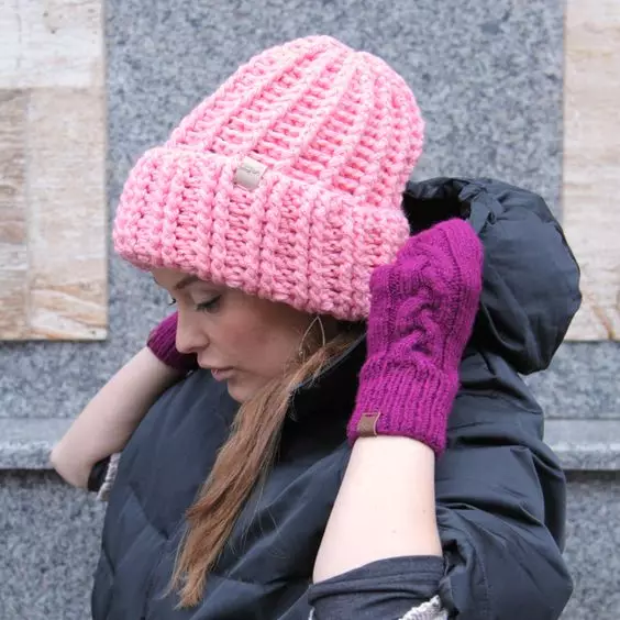 Tolstaya-Garn-Hut (89 Fotos): Frauen Winterhüte aus dicken Threads, mit einem Handgelenk, englisch elastisch 2928_7