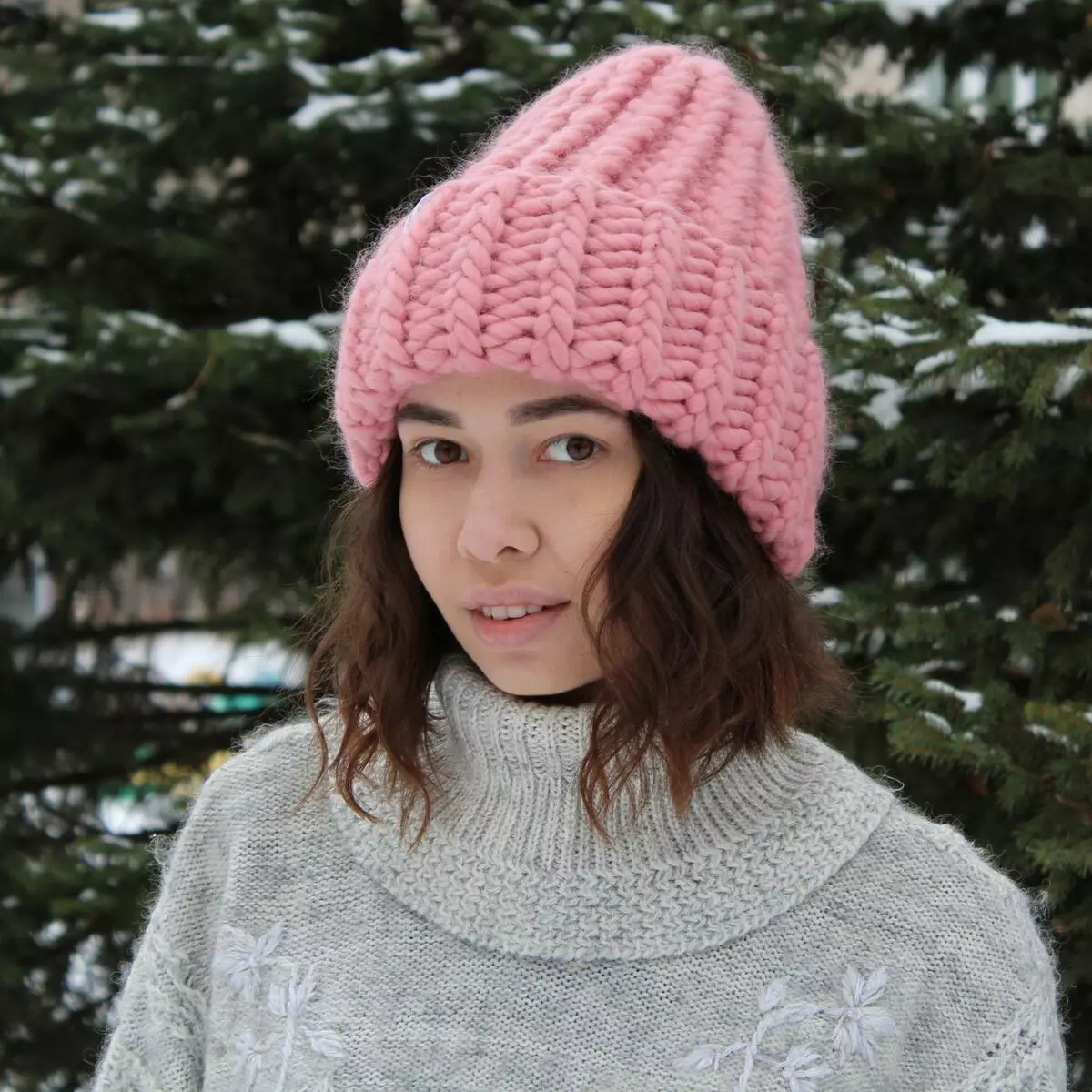 Tolstaya-Garn-Hut (89 Fotos): Frauen Winterhüte aus dicken Threads, mit einem Handgelenk, englisch elastisch 2928_71