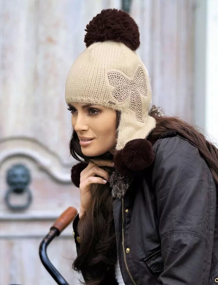 Modni zimski klobuki (185 fotografij): Sodobna moda na kape za jesensko in zimo, za ženske po 50 letih 2932_116