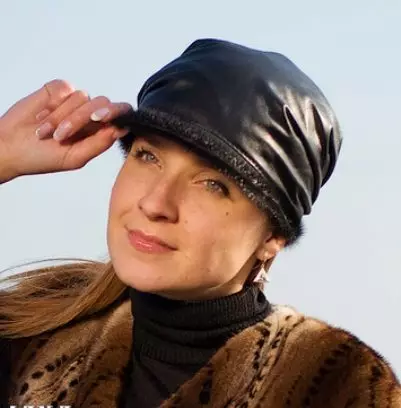 Módne zimné klobúky (185 fotografií): Moderný móda na uzávery na jeseň a zimu, pre ženy po 50 rokoch 2932_118