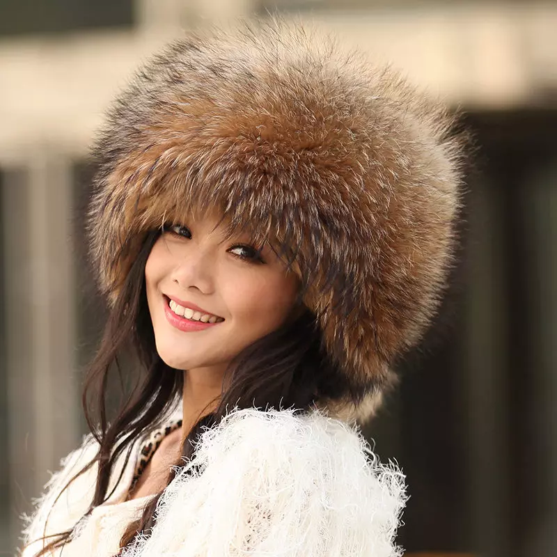 Módne zimné klobúky (185 fotografií): Moderný móda na uzávery na jeseň a zimu, pre ženy po 50 rokoch 2932_122
