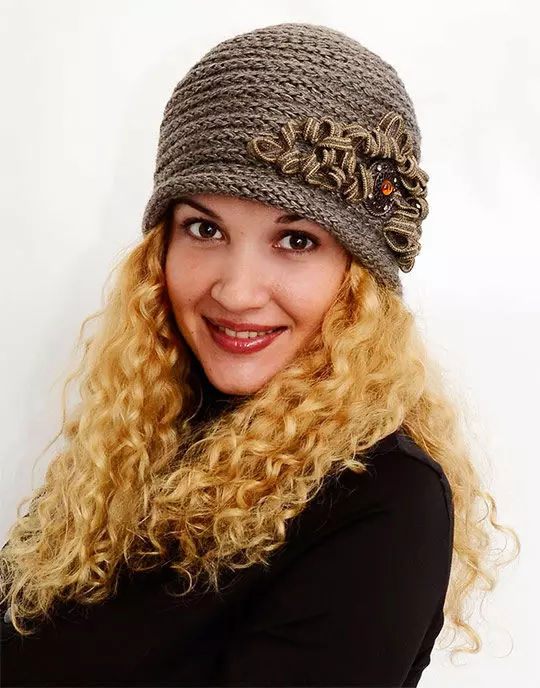 Modni zimski klobuki (185 fotografij): Sodobna moda na kape za jesensko in zimo, za ženske po 50 letih 2932_129