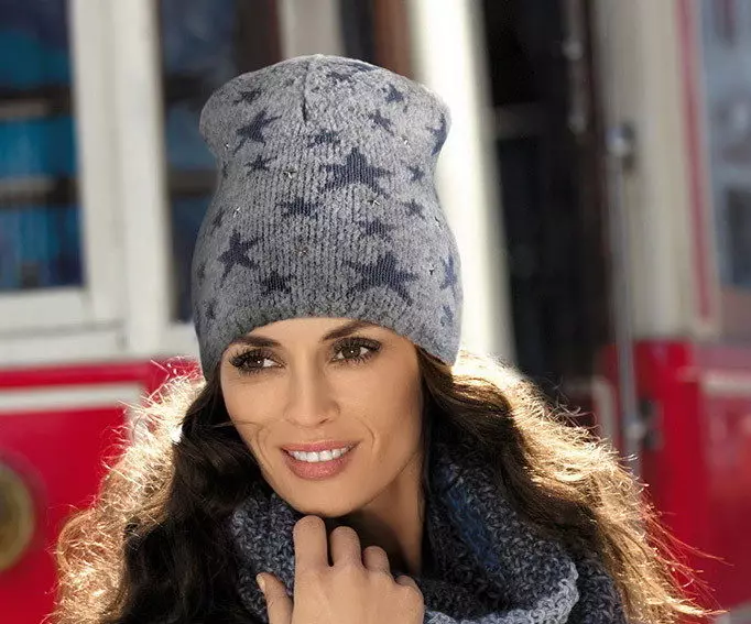 Modni zimski klobuki (185 fotografij): Sodobna moda na kape za jesensko in zimo, za ženske po 50 letih 2932_135