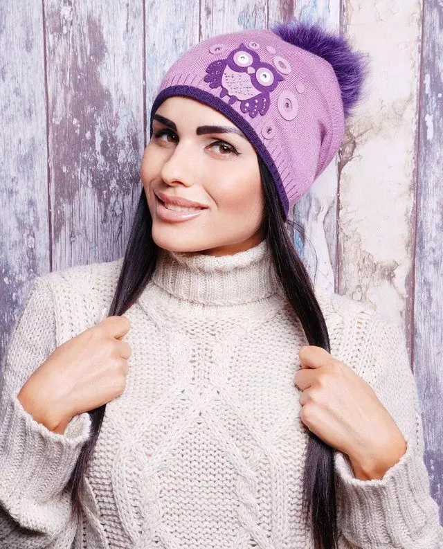 Módne zimné klobúky (185 fotografií): Moderný móda na uzávery na jeseň a zimu, pre ženy po 50 rokoch 2932_142