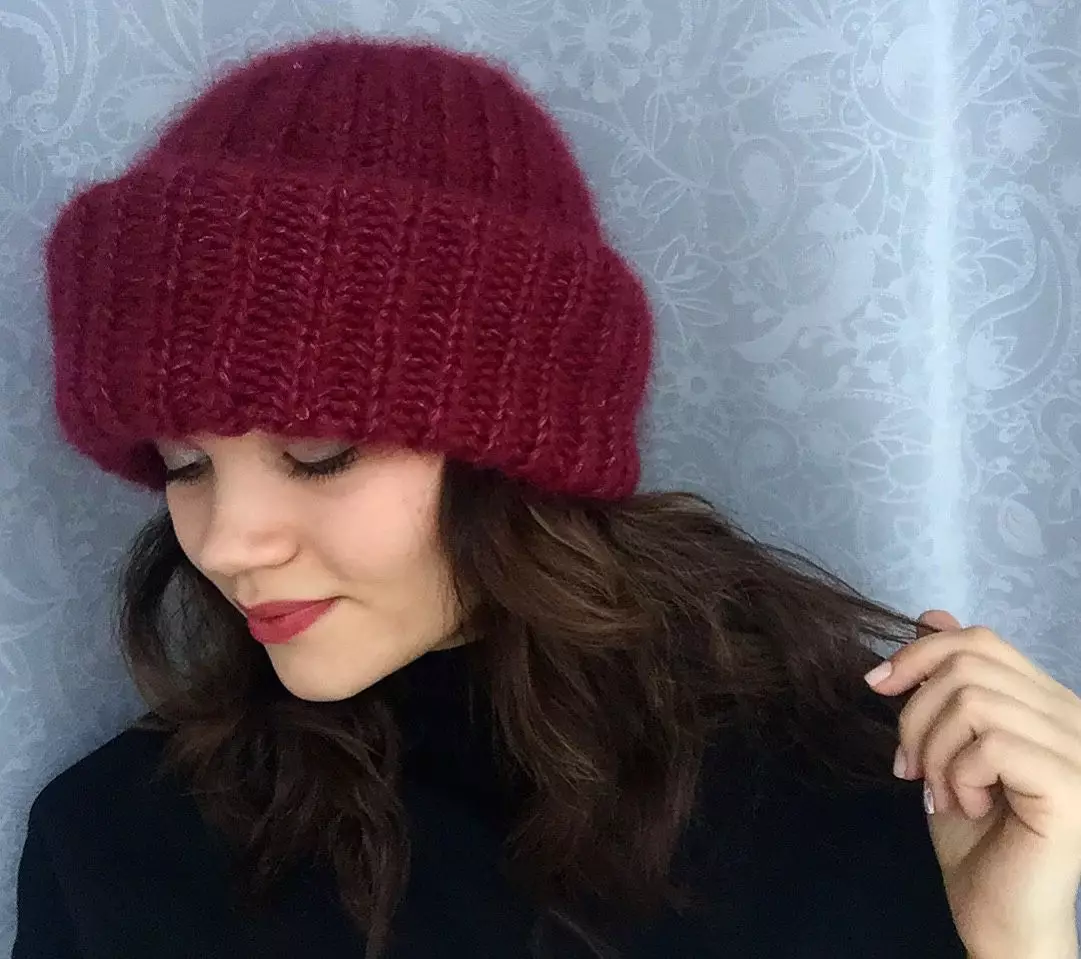 Módne zimné klobúky (185 fotografií): Moderný móda na uzávery na jeseň a zimu, pre ženy po 50 rokoch 2932_150