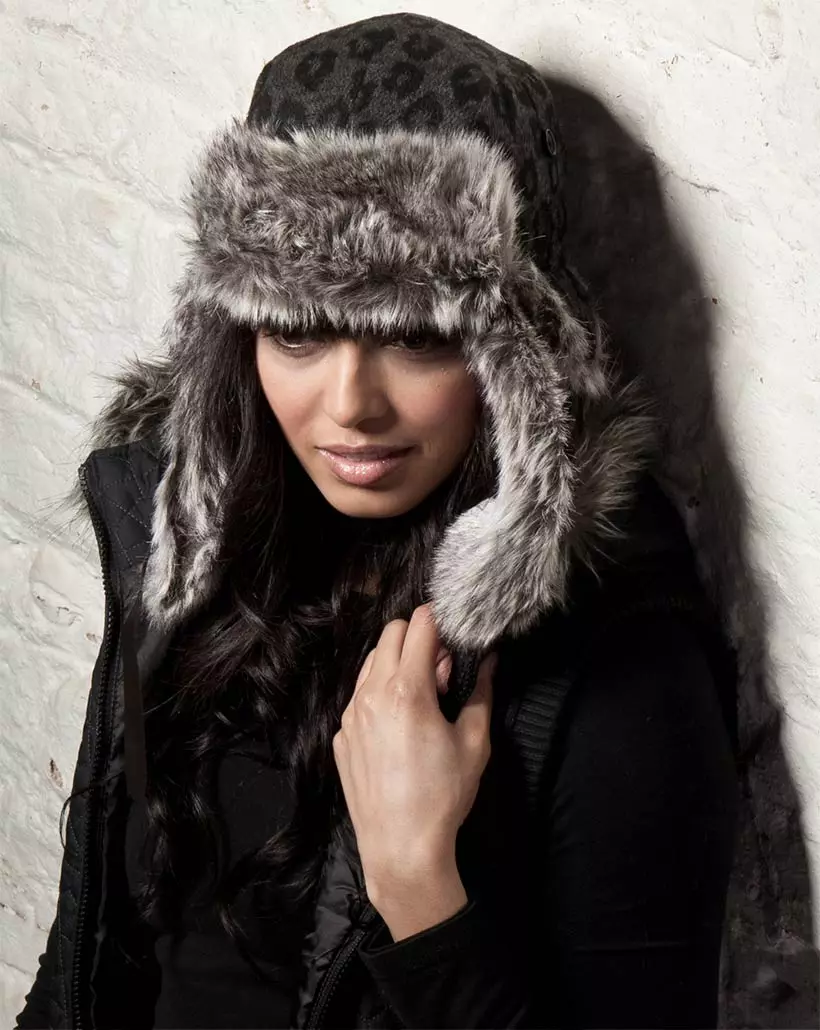 Modni zimski klobuki (185 fotografij): Sodobna moda na kape za jesensko in zimo, za ženske po 50 letih 2932_151