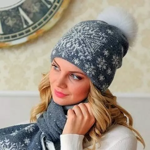Módne zimné klobúky (185 fotografií): Moderný móda na uzávery na jeseň a zimu, pre ženy po 50 rokoch 2932_155