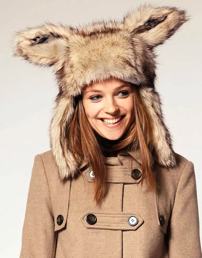 Módne zimné klobúky (185 fotografií): Moderný móda na uzávery na jeseň a zimu, pre ženy po 50 rokoch 2932_161