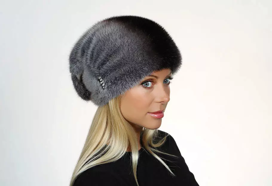 Módne zimné klobúky (185 fotografií): Moderný móda na uzávery na jeseň a zimu, pre ženy po 50 rokoch 2932_166