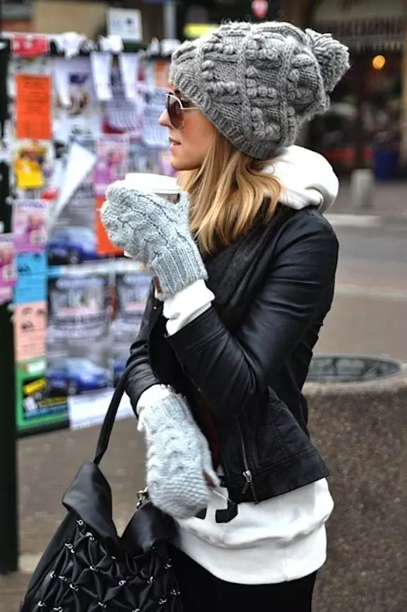 Módne zimné klobúky (185 fotografií): Moderný móda na uzávery na jeseň a zimu, pre ženy po 50 rokoch 2932_171