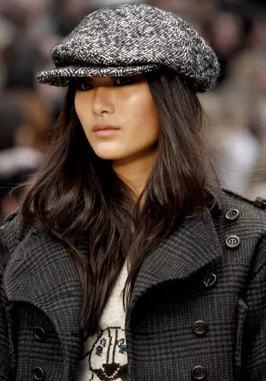 Módne zimné klobúky (185 fotografií): Moderný móda na uzávery na jeseň a zimu, pre ženy po 50 rokoch 2932_24