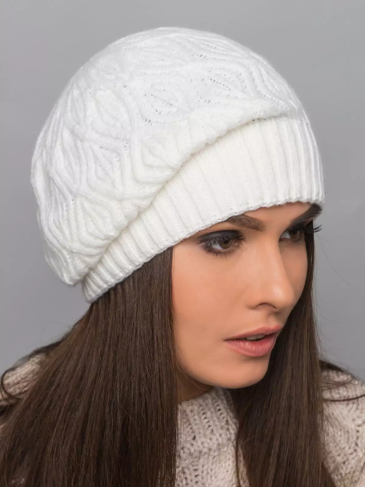 Módne zimné klobúky (185 fotografií): Moderný móda na uzávery na jeseň a zimu, pre ženy po 50 rokoch 2932_30