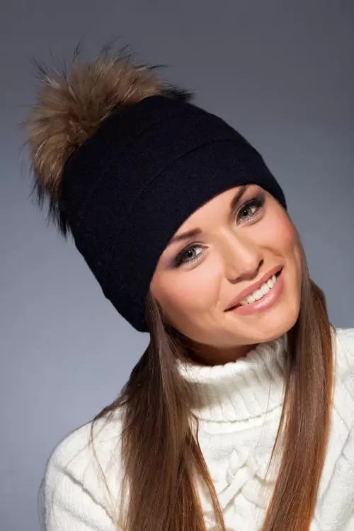 Módne zimné klobúky (185 fotografií): Moderný móda na uzávery na jeseň a zimu, pre ženy po 50 rokoch 2932_32