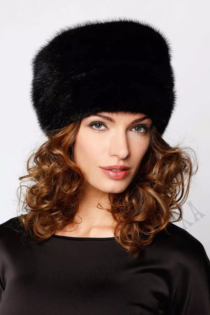 Modni zimski klobuki (185 fotografij): Sodobna moda na kape za jesensko in zimo, za ženske po 50 letih 2932_38