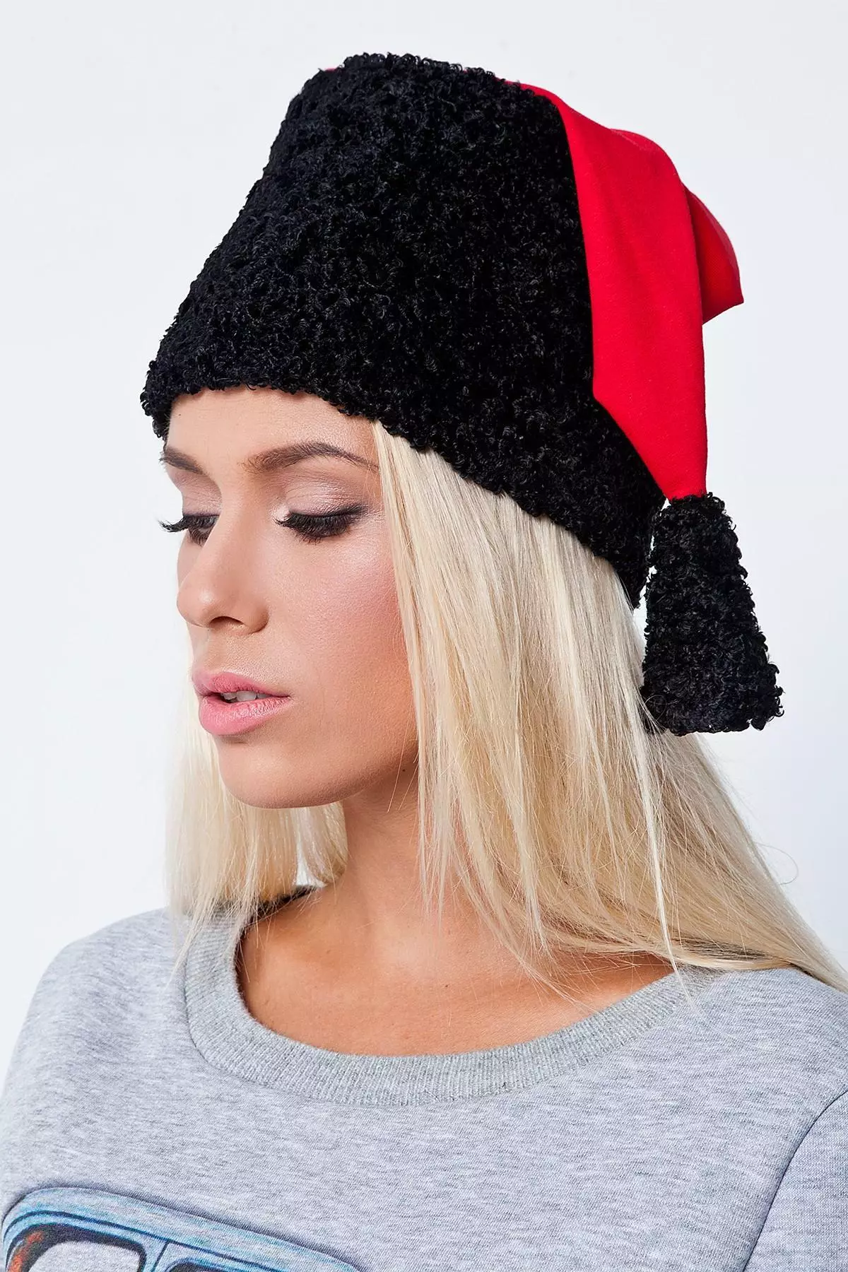 Módne zimné klobúky (185 fotografií): Moderný móda na uzávery na jeseň a zimu, pre ženy po 50 rokoch 2932_42