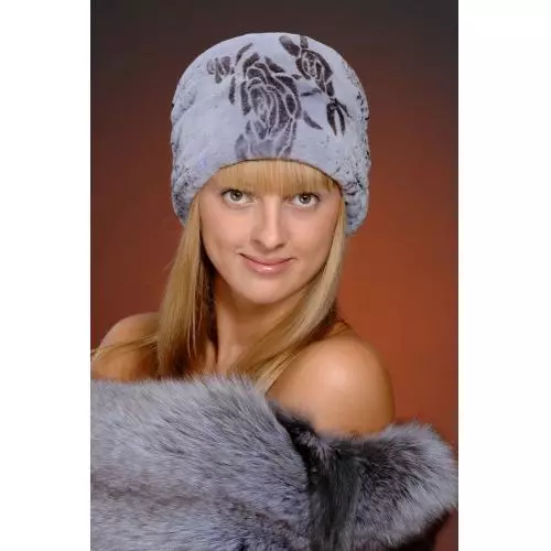 Módne zimné klobúky (185 fotografií): Moderný móda na uzávery na jeseň a zimu, pre ženy po 50 rokoch 2932_45