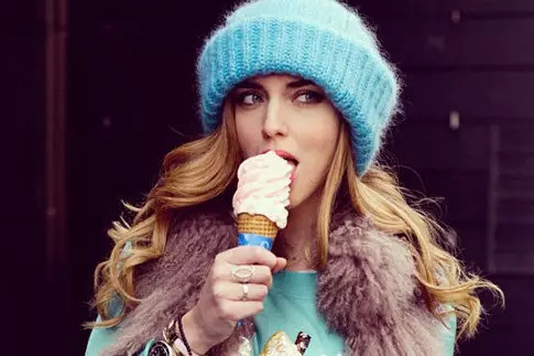 Módne zimné klobúky (185 fotografií): Moderný móda na uzávery na jeseň a zimu, pre ženy po 50 rokoch 2932_58