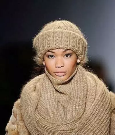 Módne zimné klobúky (185 fotografií): Moderný móda na uzávery na jeseň a zimu, pre ženy po 50 rokoch 2932_9